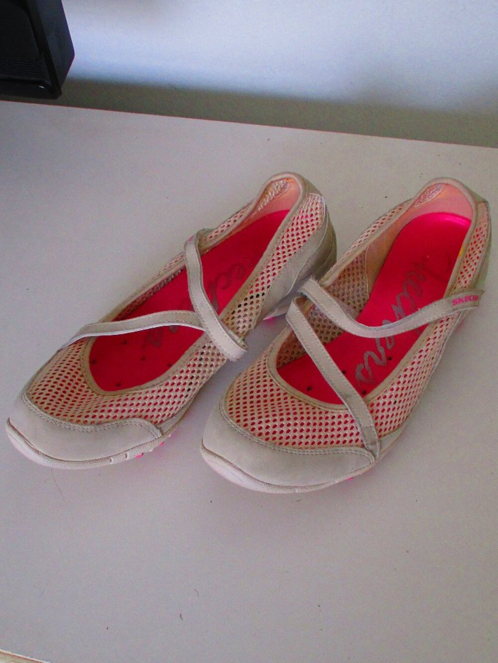 Skechers Womens Bone Mesh Mary Jane Flat Water Sneaker Shoe - Size 8M